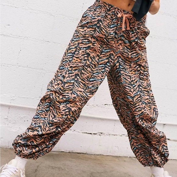 Free People Movement Zephyr Printed Pants Balloon Inspired Silhouette ~NWOT - Picture 1 of 15